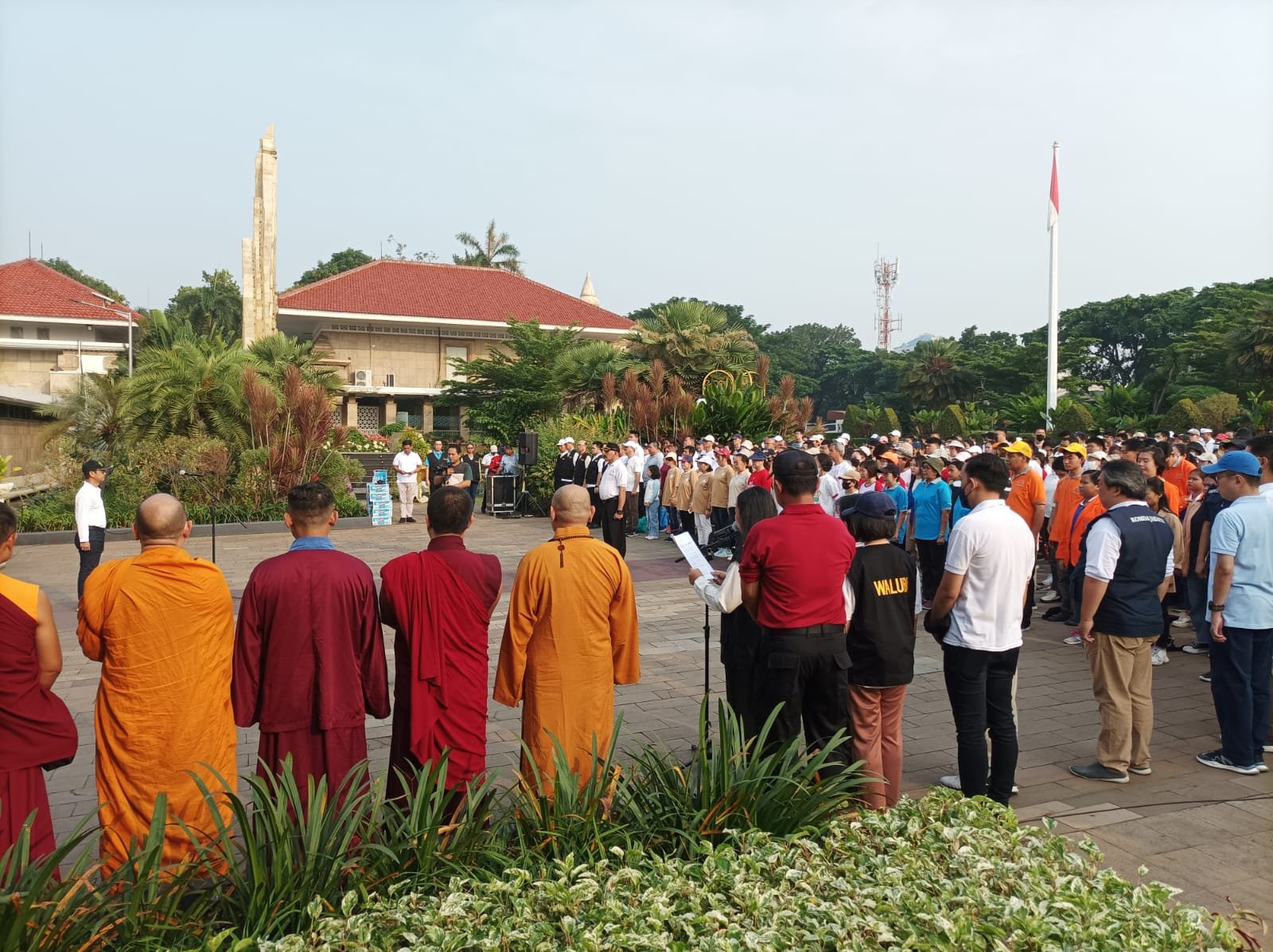 Sambut Trisuci Waisak, Umat Buddha Indonesia Lakukan Karya Bakti di TMP Kalibata