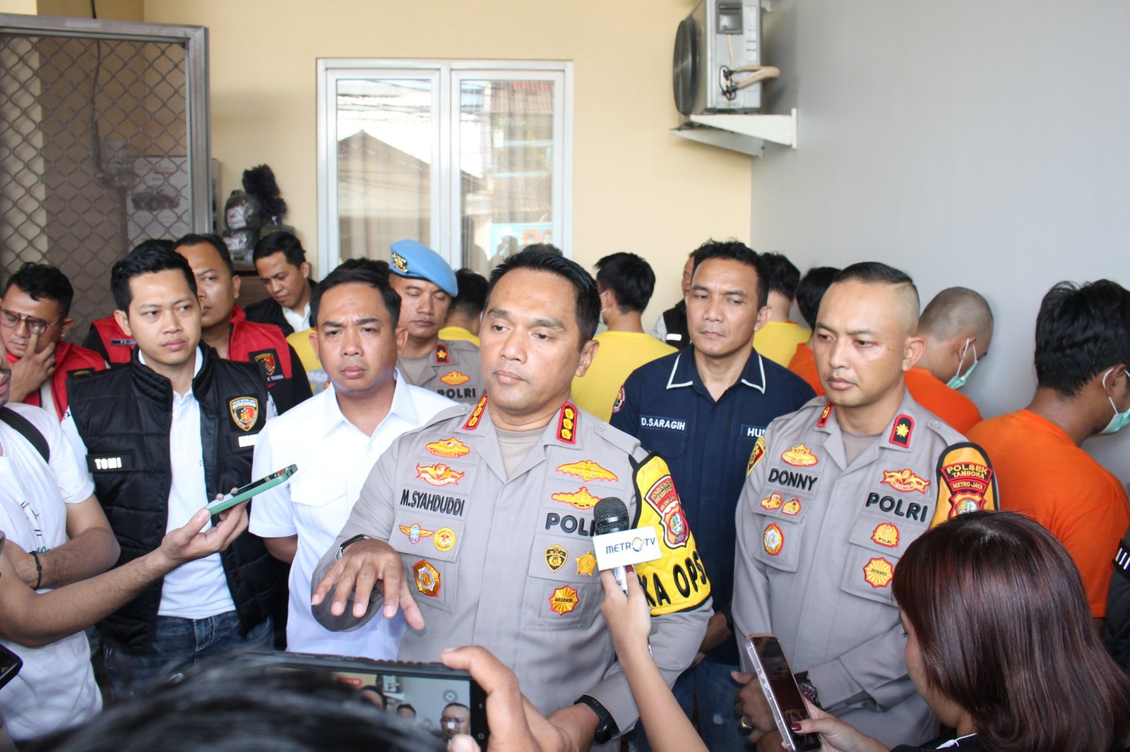 Polres Metro Jakarta Barat Grebek Markas Judi Online Amankan 8 Orang Tersangka