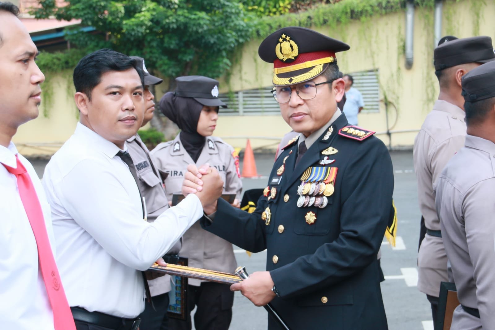 Kapolres Jakarta Utara Pimpin Upacara Hari Pahlawan dan Beri Penghargaan Personel Berprestasi