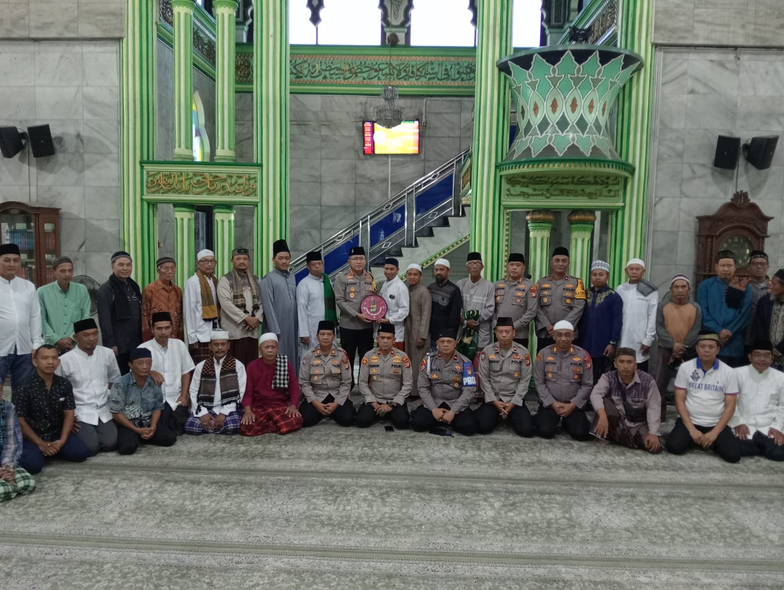 Kapolres Metro Jakarta Utara Sholat Subuh Bersama Warga Lagoa di Masjid Al Mukaromah
