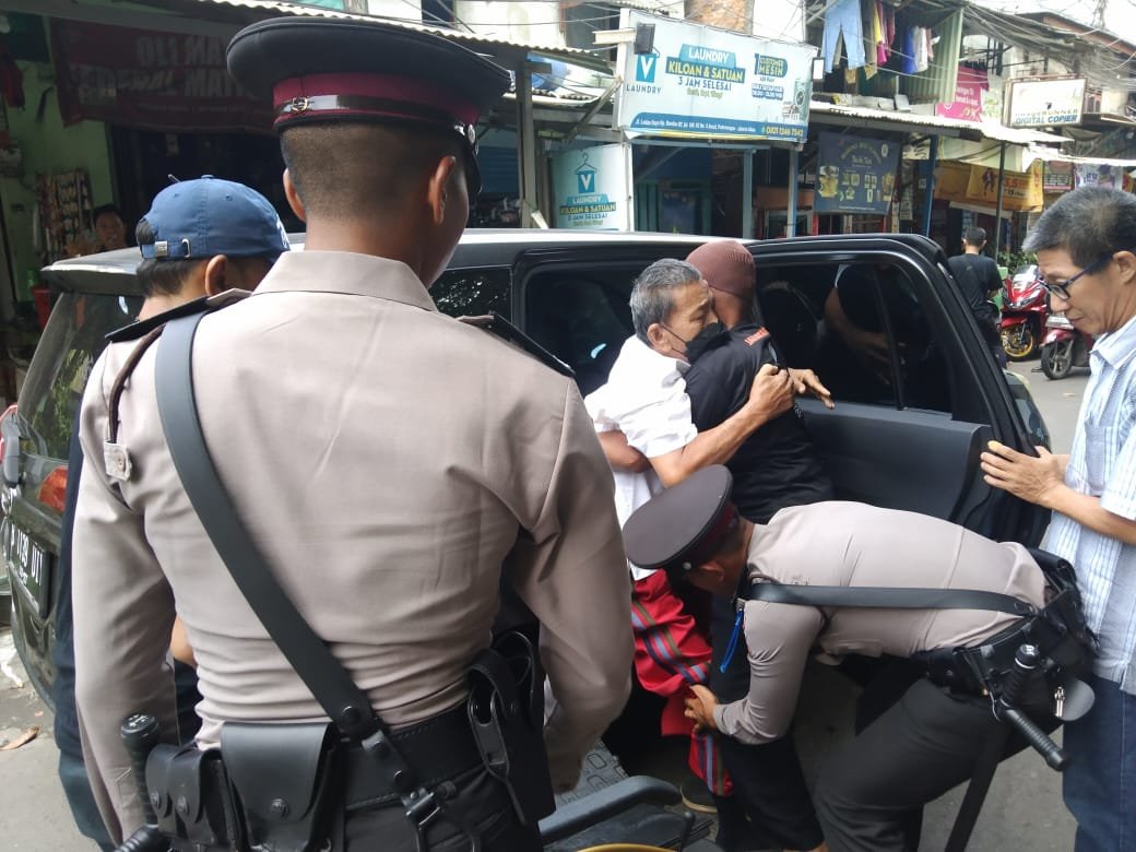 Kanit Samapta Polsek Pademangan Bantu Warga Berobat
