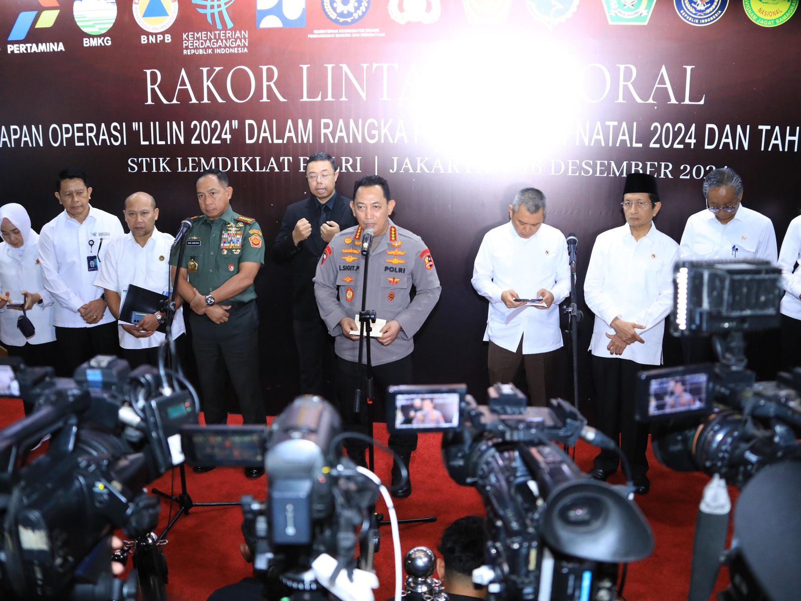 Kapolri: Personel Gabungan Polri-TNI Amankan 61 Ribu Lokasi Ibadah dan Rekreasi Saat Natal dan Tahun