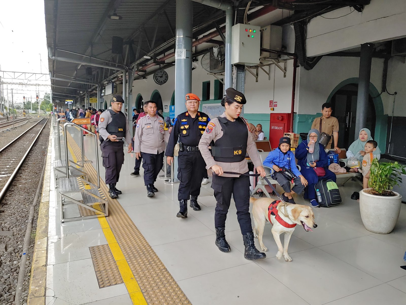 Polisi Dan Anjing Pelacak Standbay Di Stasiun Pasar Senen