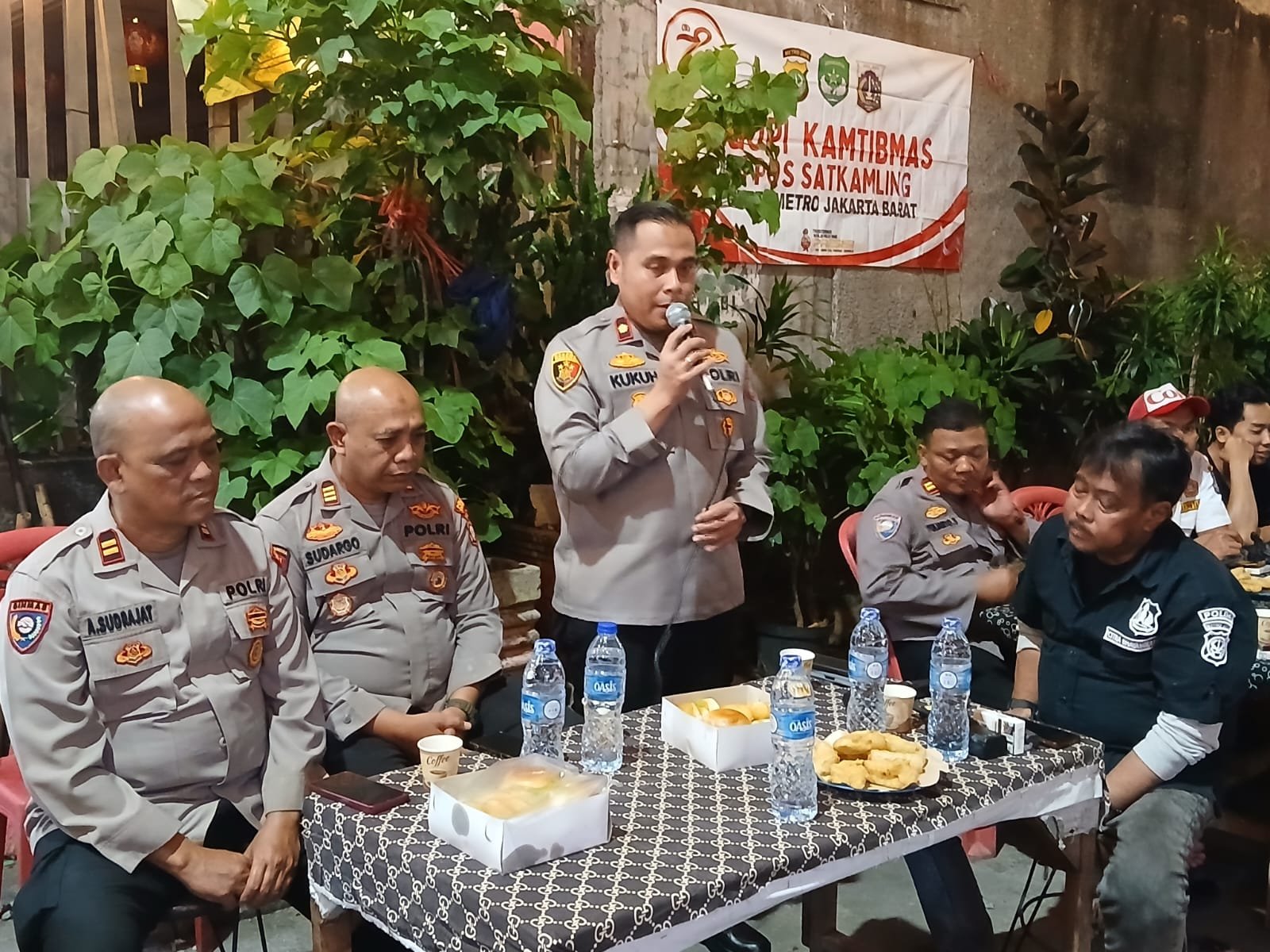 Kapolsek Tambora Berikan Nomor Pribadi di Ngopi Kamtibmas: Wujud Komitmen Dekat dengan Warga