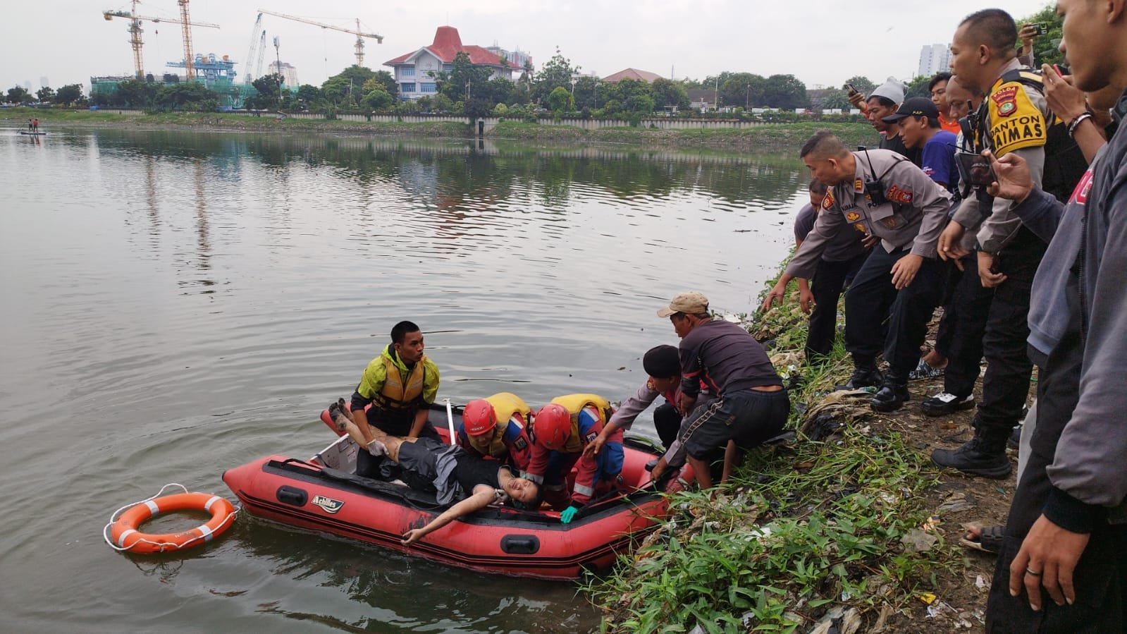 Upaya Cepat Polisi Selamatkan Wanita Yang Tenggelam Di Waduk Pluit Jakut