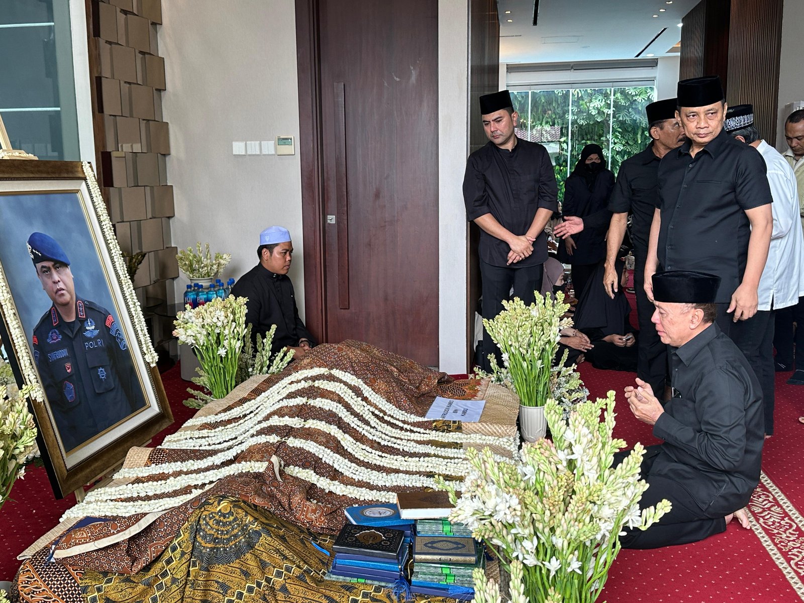 Air Mata Iwan Bule Tak Terbendung Saat Melepas Jenazah Syafruddin Kambo
