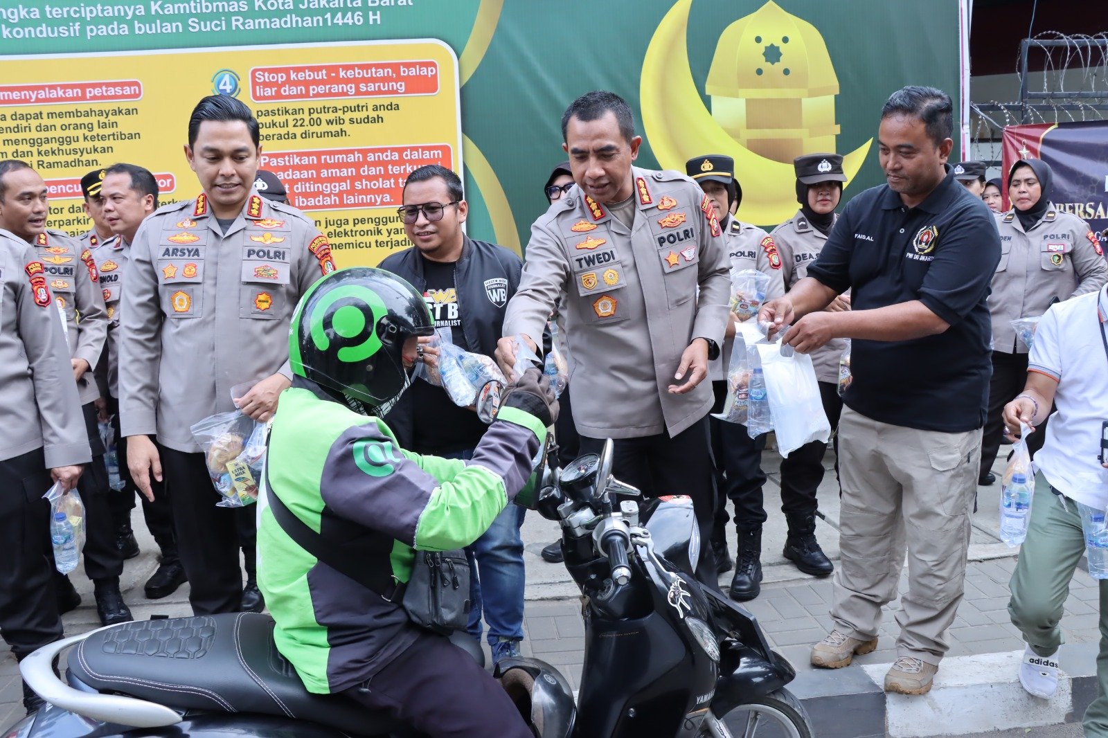 Polres Metro Jakarta Barat Bersama Insan Media Berbagi Takjil dan Santuni Anak Yatim
