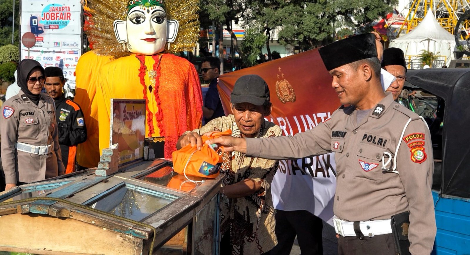 Kreatif, Polantas bagi Takjil ke Masyarakat Sambil Dihibur Ondel- Ondel Betawi