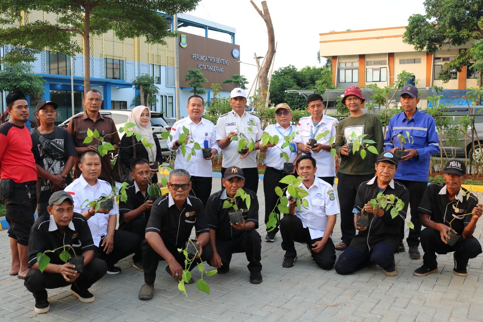 Komunitas Kampung Sirih Serahkan 100 Pot Pohon Sirih ke Perumda Tirta Benteng