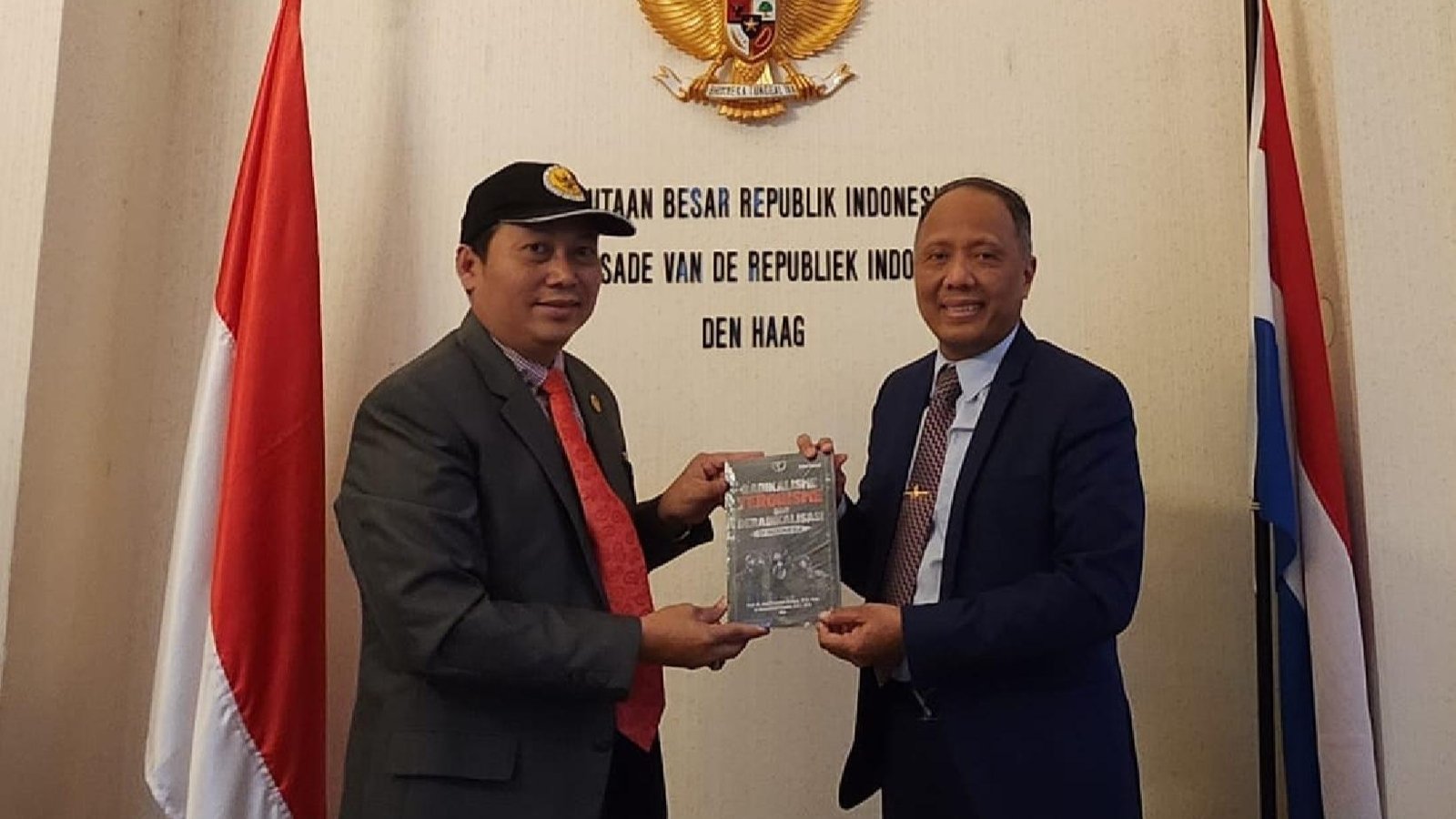 Buku \"Radikalisme Terorisme dan Deradikalisasi di Indonesia\" Diserahkan ke Para Duta Besar