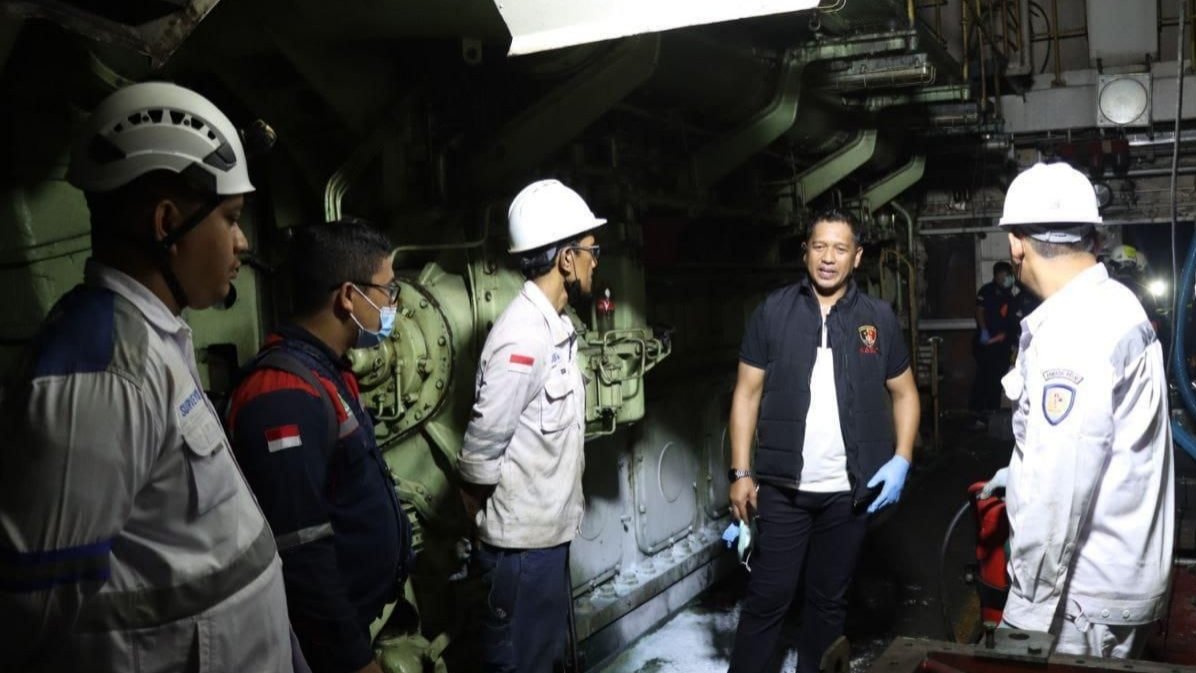 Polisi Lakukan Olah TKP Kebakaran Kapal KM Umsini di Dermaga Pelabuhan Makassar
