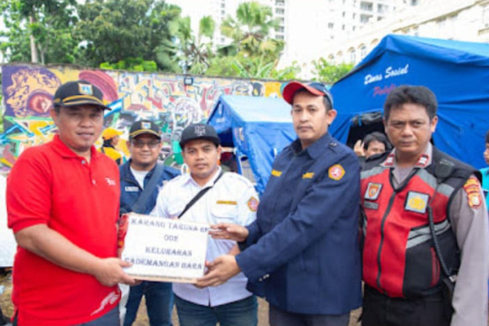 Polsubsektor dan Karang Taruna RW 02 Pademangan Barat Salurkan Bantuan untuk Korban Kebakaran