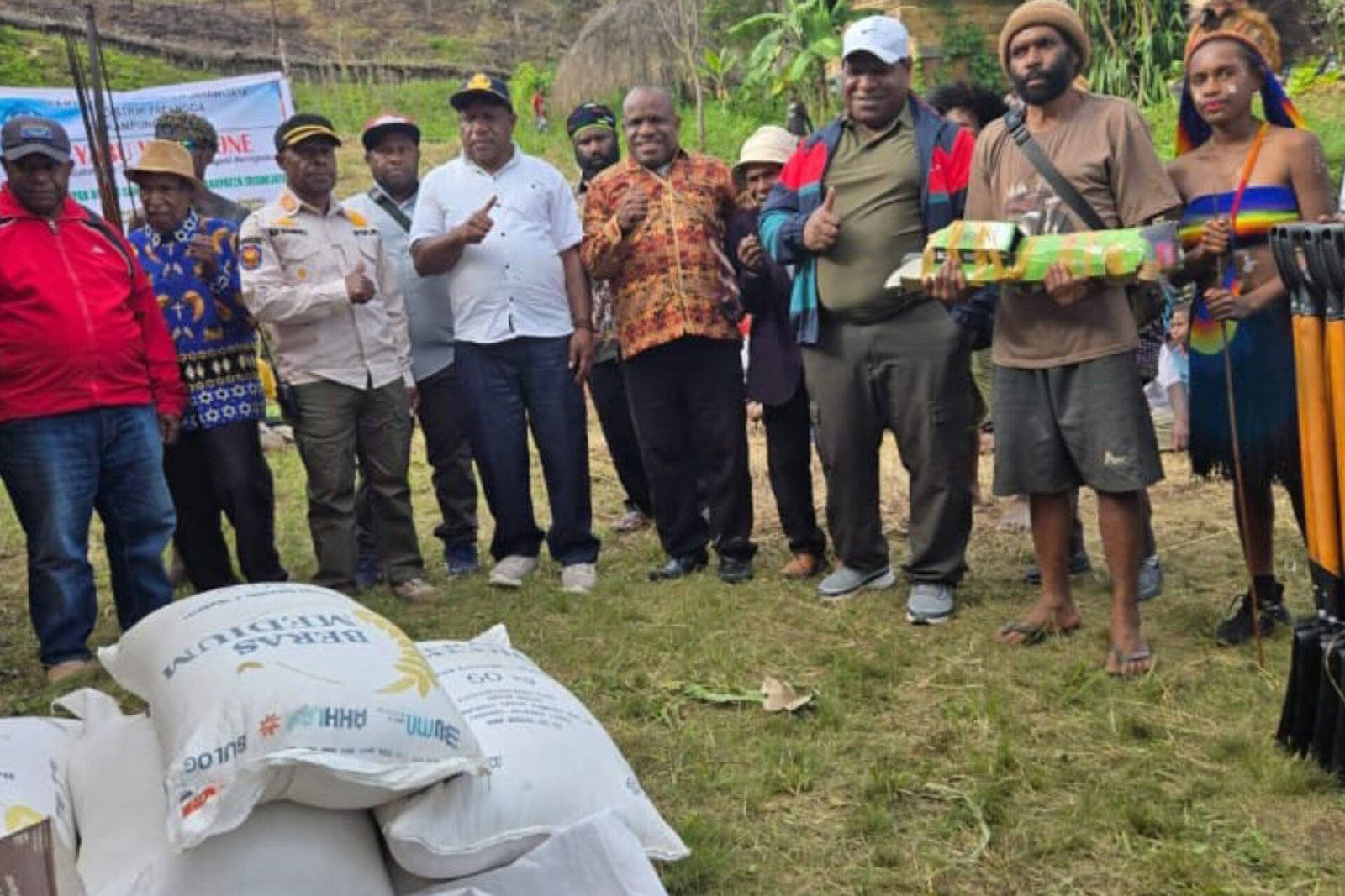 Rombongan Bupati Jayawijaya Salurkan Bantuan Alat Kerja dan Pangan ke Distrik Yalengga dan Bolakme