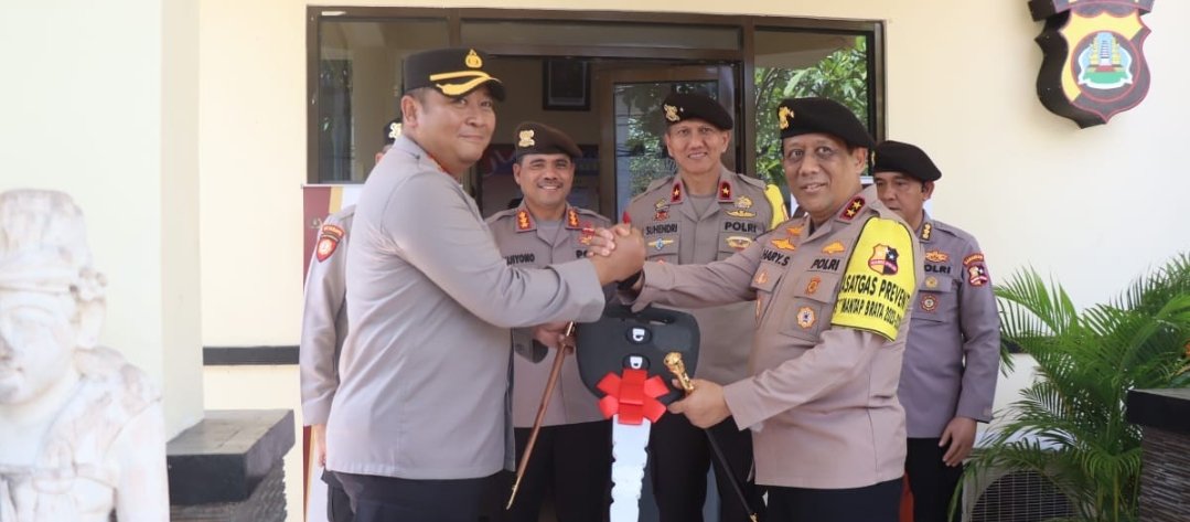 Kakorsabhara Baharkam Polri Serahkan Bantuan Almatsus ke Polresta Denpasar